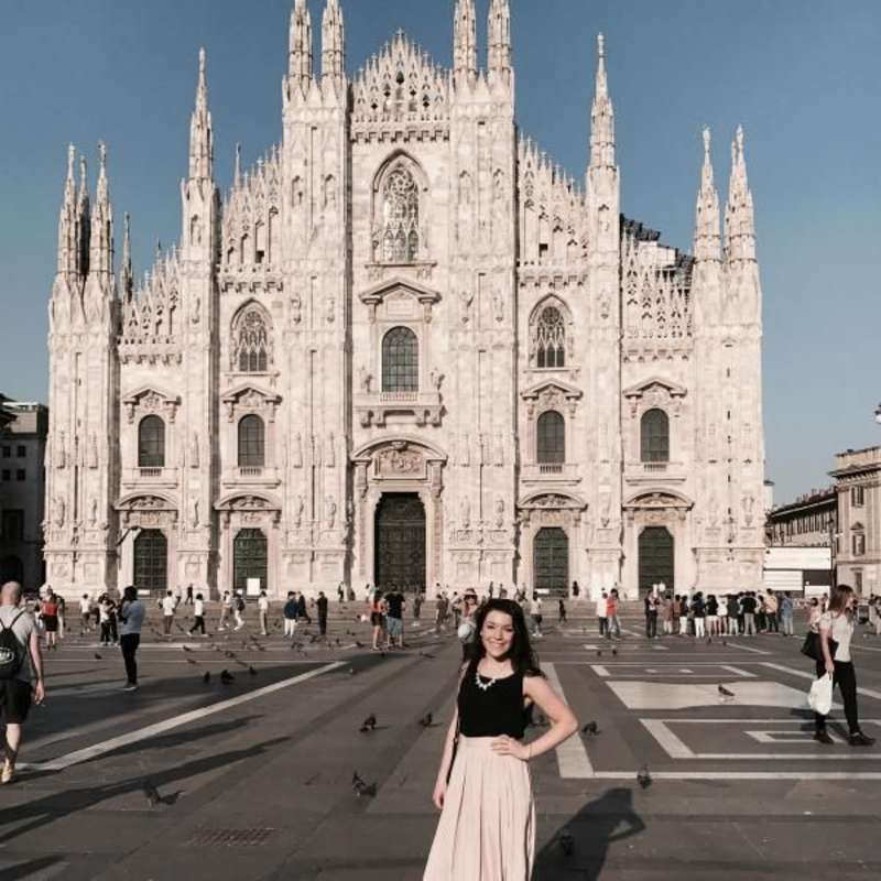 Intern in front of Duomo