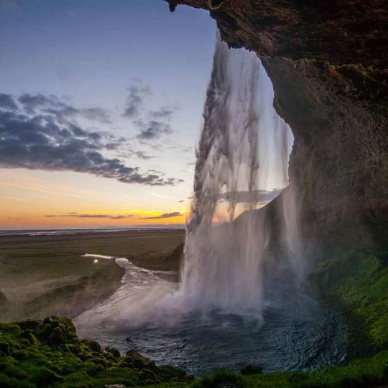 Teens service adventure travel in Iceland