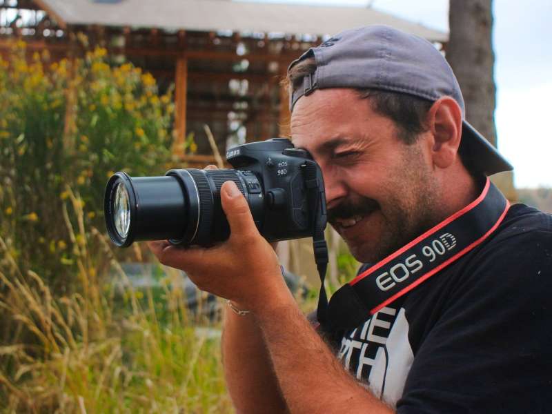 photographer-camera-fieldwork-el-terreno