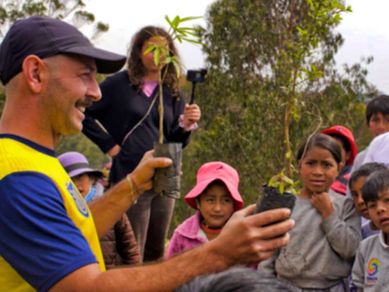 plant-identification-children-outdoor-lesson