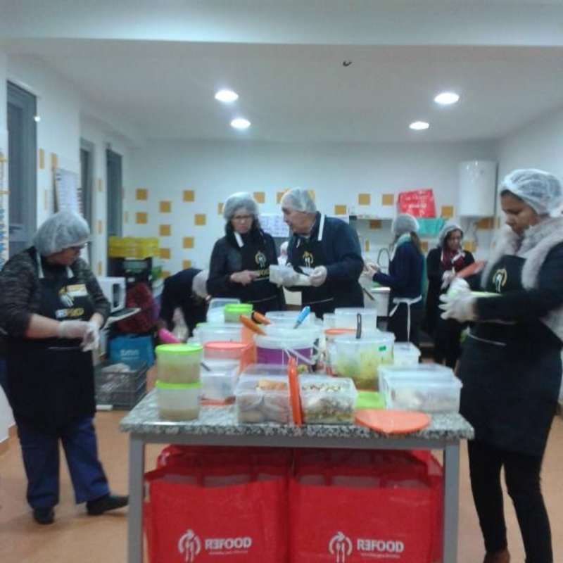 volunteer working in the refood kitchen