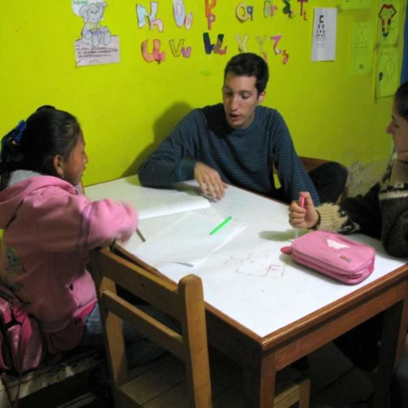 Internship student works at a school in Cusco