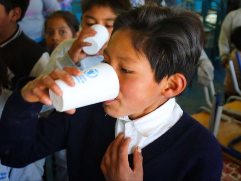 schoolchildren-drinking-clean-water-rural-ecuador