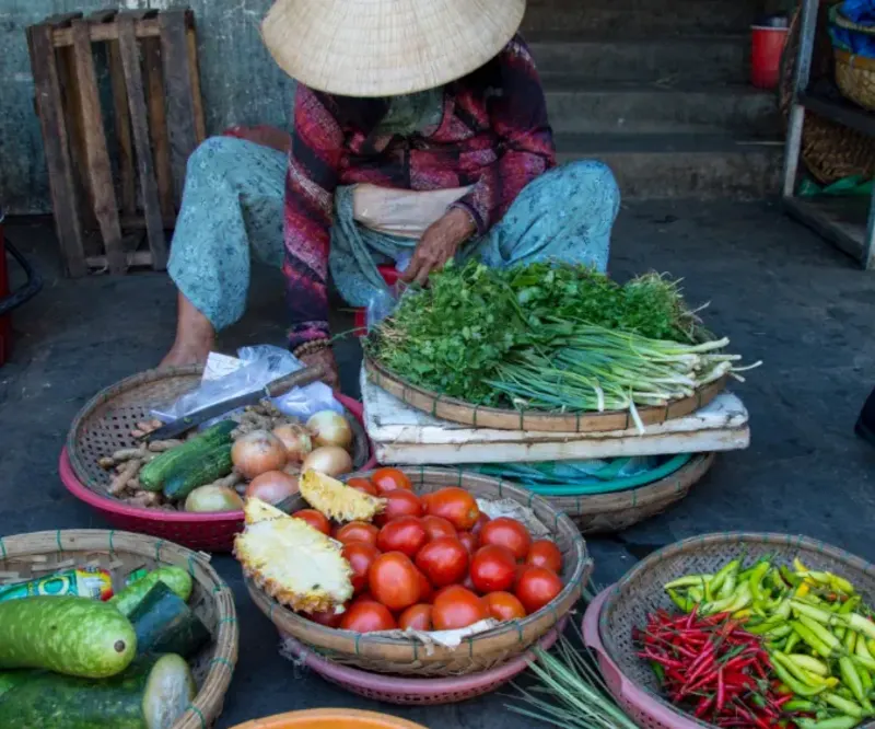 Seller cuts vegtables