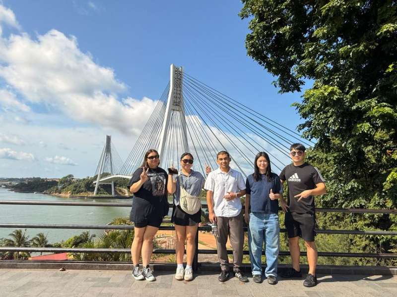 Singapore bridge group shot