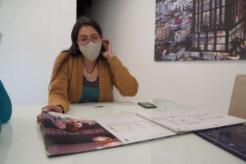 Student analyzing market research data in Quito Ecuador marketing internship