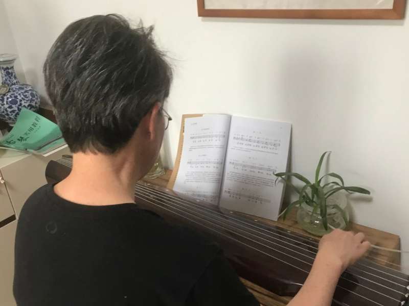 Student learning how to play guqin in Shijiazhuang