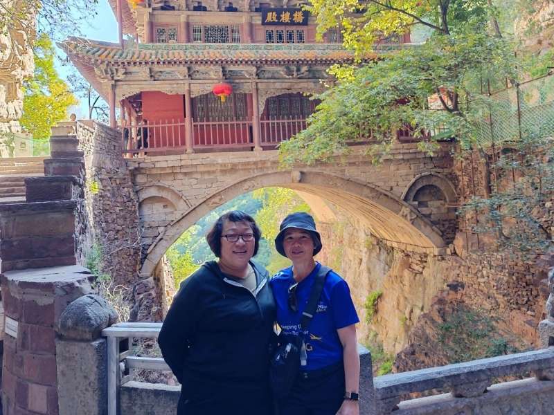 Student visiting Cangyan Mountain with her teacher