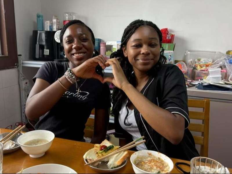 Students at homestay in China while studying abroad