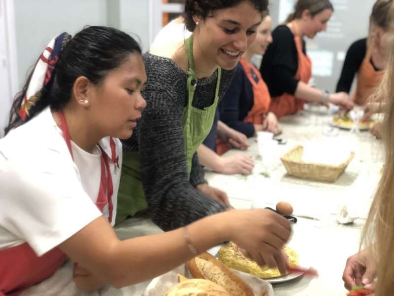 Students cooking in immersive class in Seville 