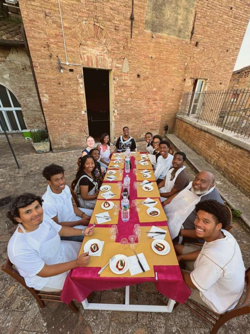 Students eating together