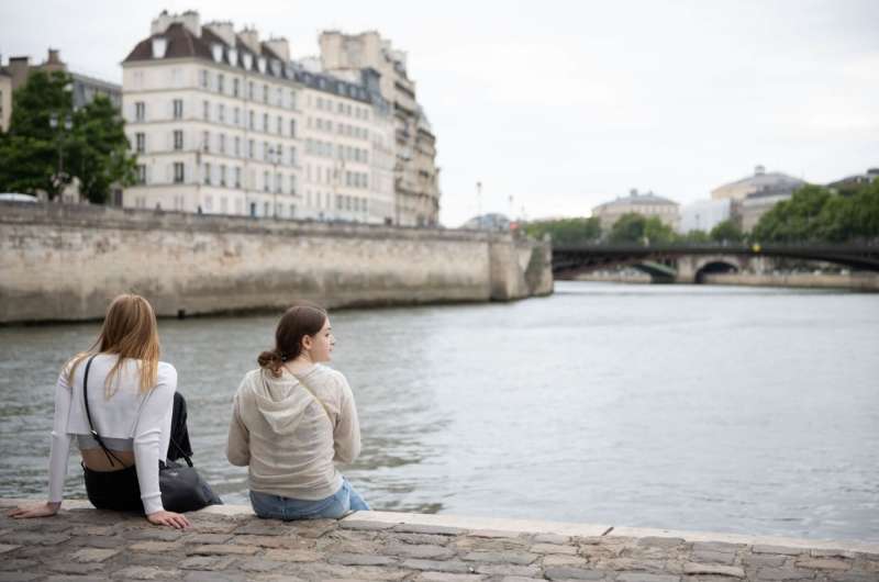 Students looks out over Seine