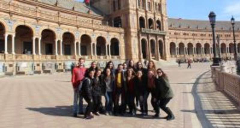 Students posing for a photo in front of Plaza de España