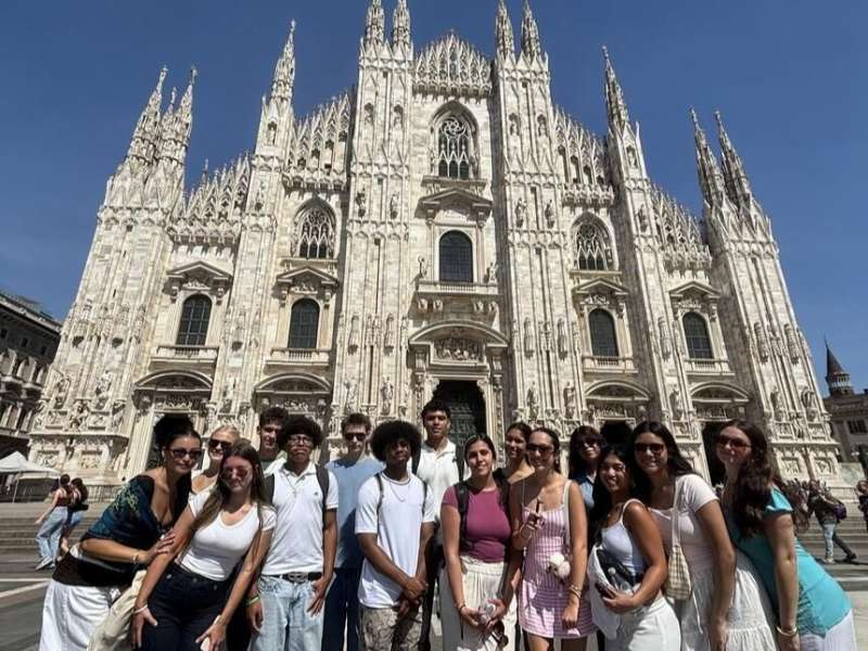 Students posing in front of the Duomo in Italy
