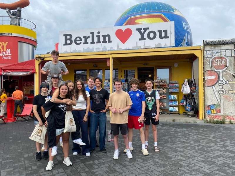 Students posing with Berlin Loves You sign