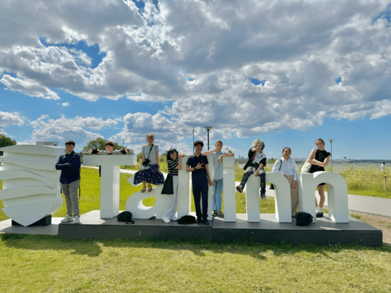Students posing with Tallinn sign