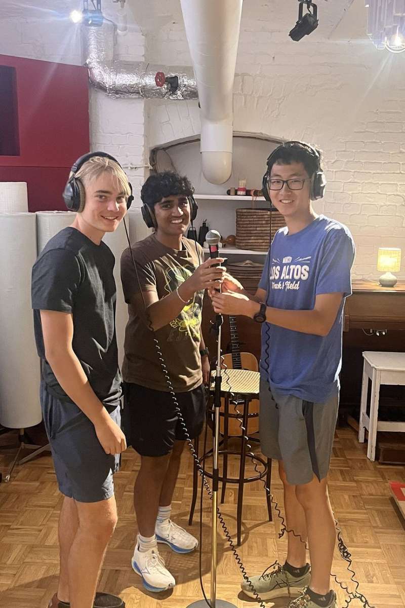 Students recording in Berlin music studio