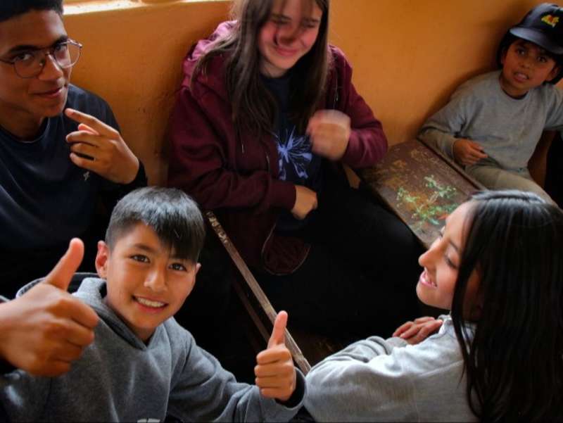 students-thumbs-up-classroom-guaranda