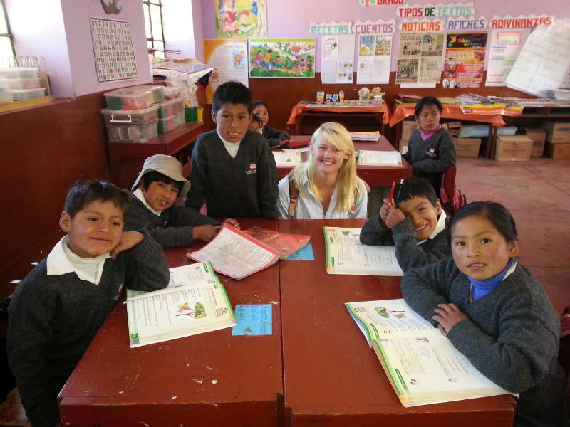 Volunteer with local children in Peru