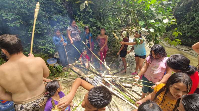 Teaching Intern with kids of the community in Peru