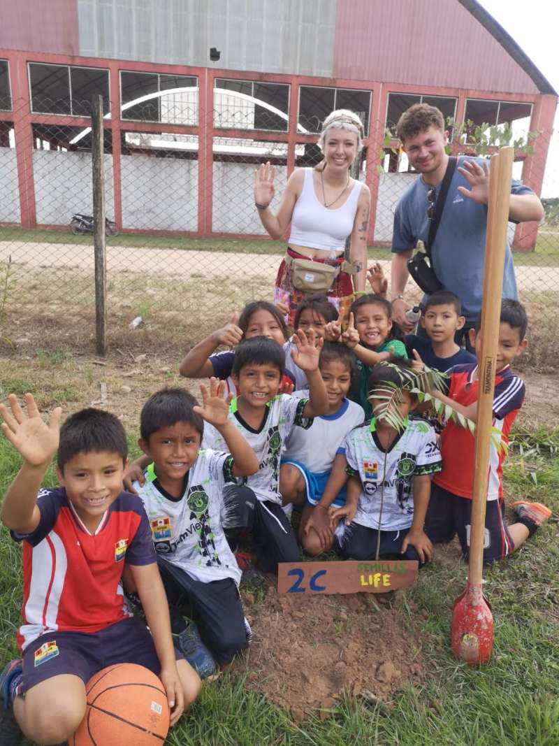 Teaching Interns with school kids in Peru