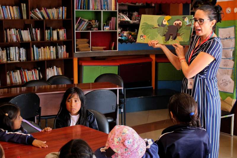 Teaching reading Ecuador internship volunteering