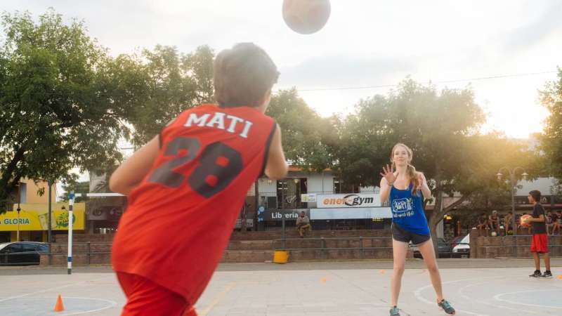 Teenagers Learning basketball on the IVHQ sports education program