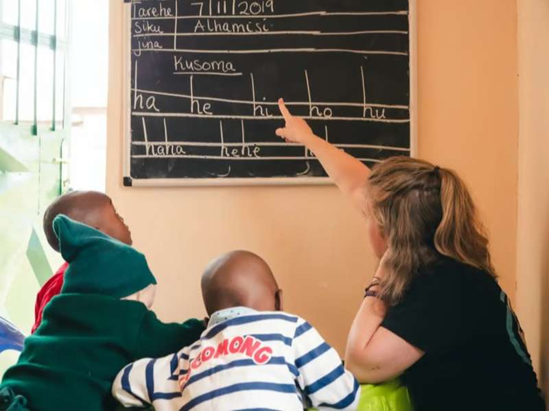 volunteer teacher