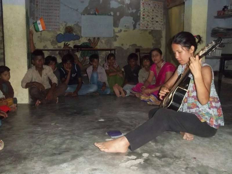 volunteer teaching music to kids