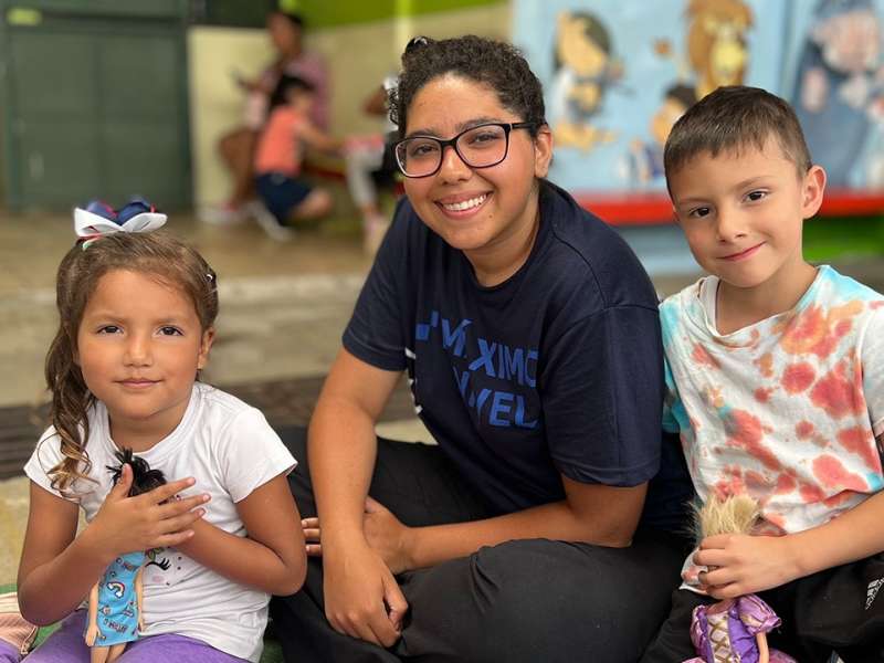 Volunteer with kids in Costa Rica