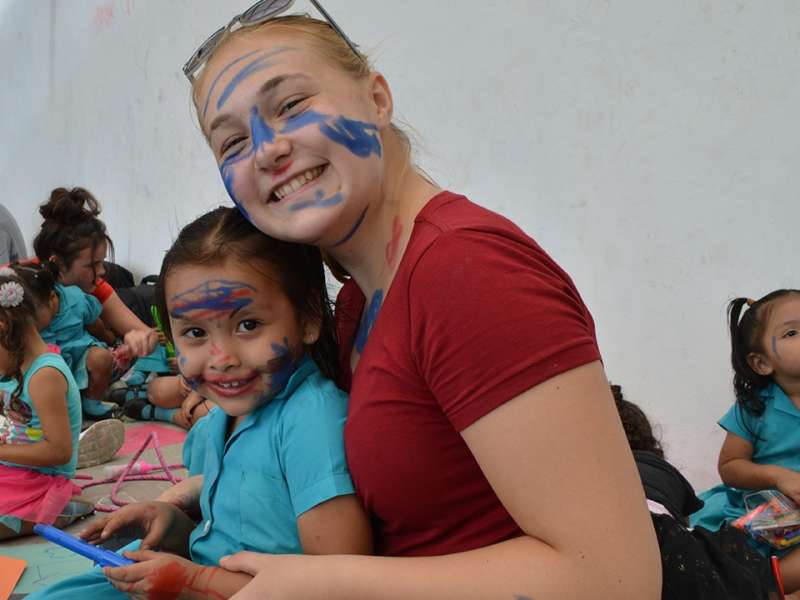 Volunteer with kids in Costa Rica