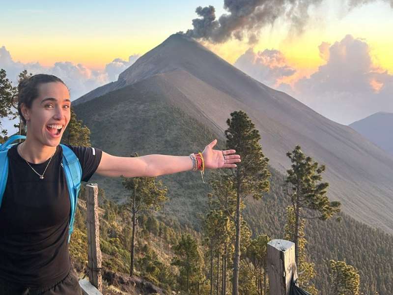Volunteer with kids in Costa Rica