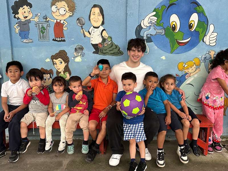 Volunteer with kids in Costa Rica
