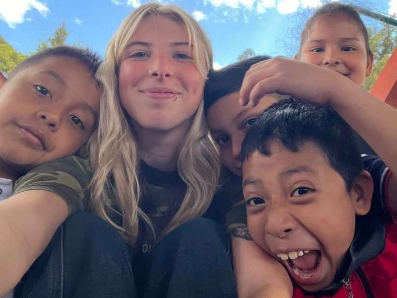 Volunteer with kids in Peru