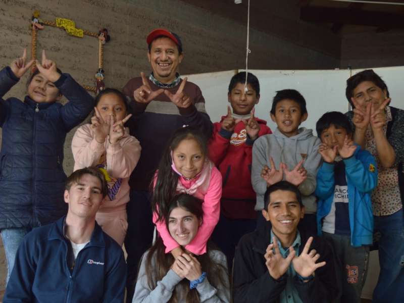 Volunteer with kids in Peru