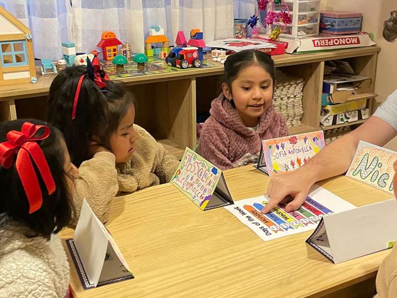 Volunteer with kids in Peru