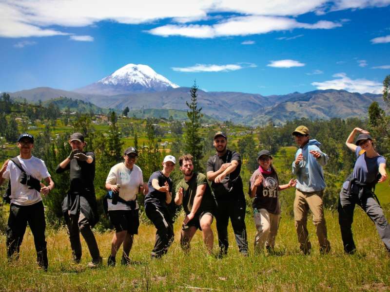 volunteers-group-field-chimborazo-view