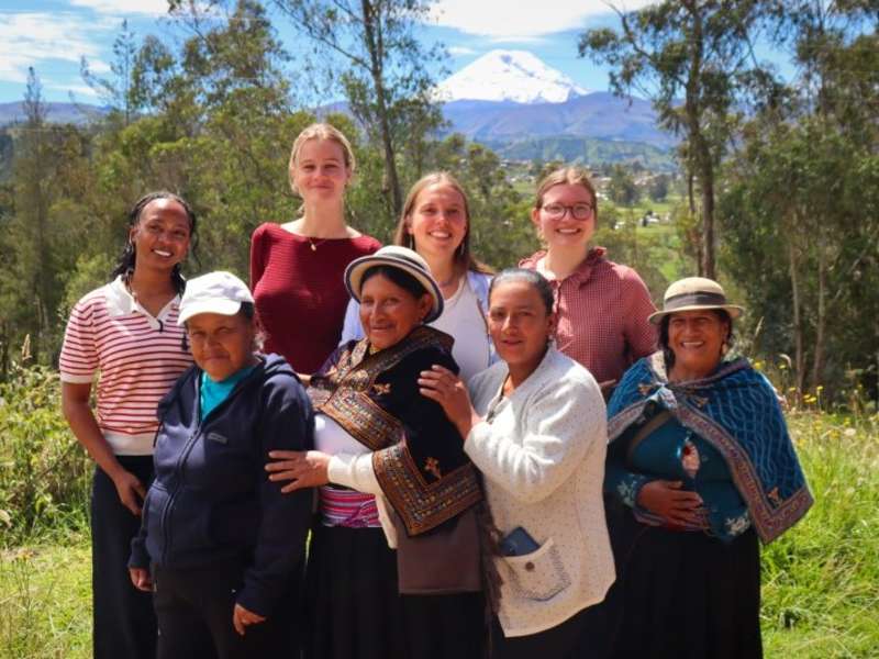 volunteers-indigenous-women-chimborazo-view