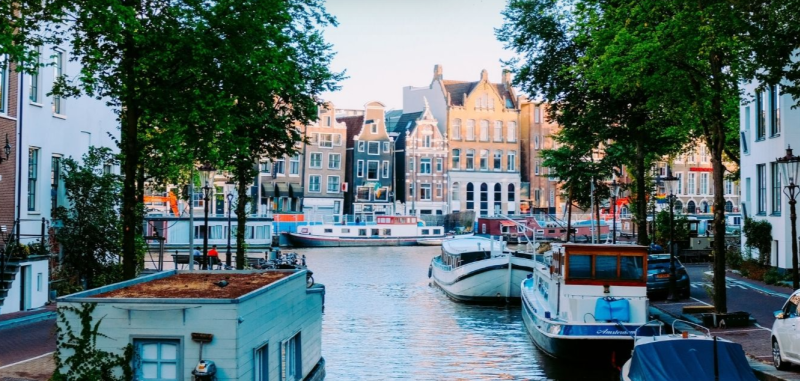 VU Amsterdam Summer School Header Image of Amsterdam Canal