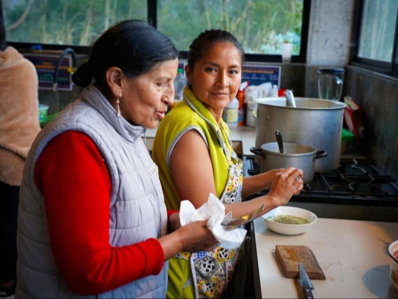 women-cooking-community-kitchen-guaranda
