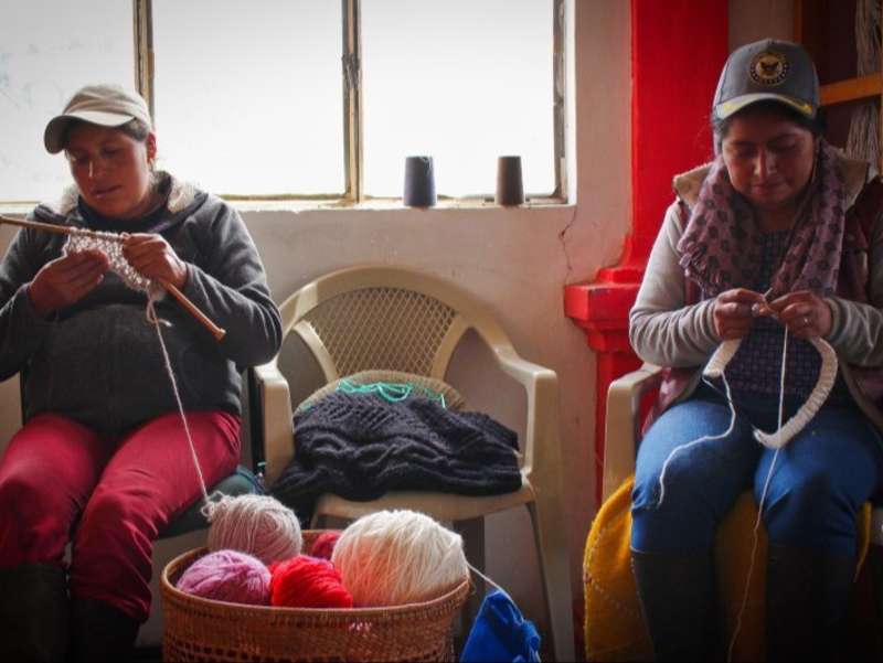 women-knitting-artisan-workshop-ecuador